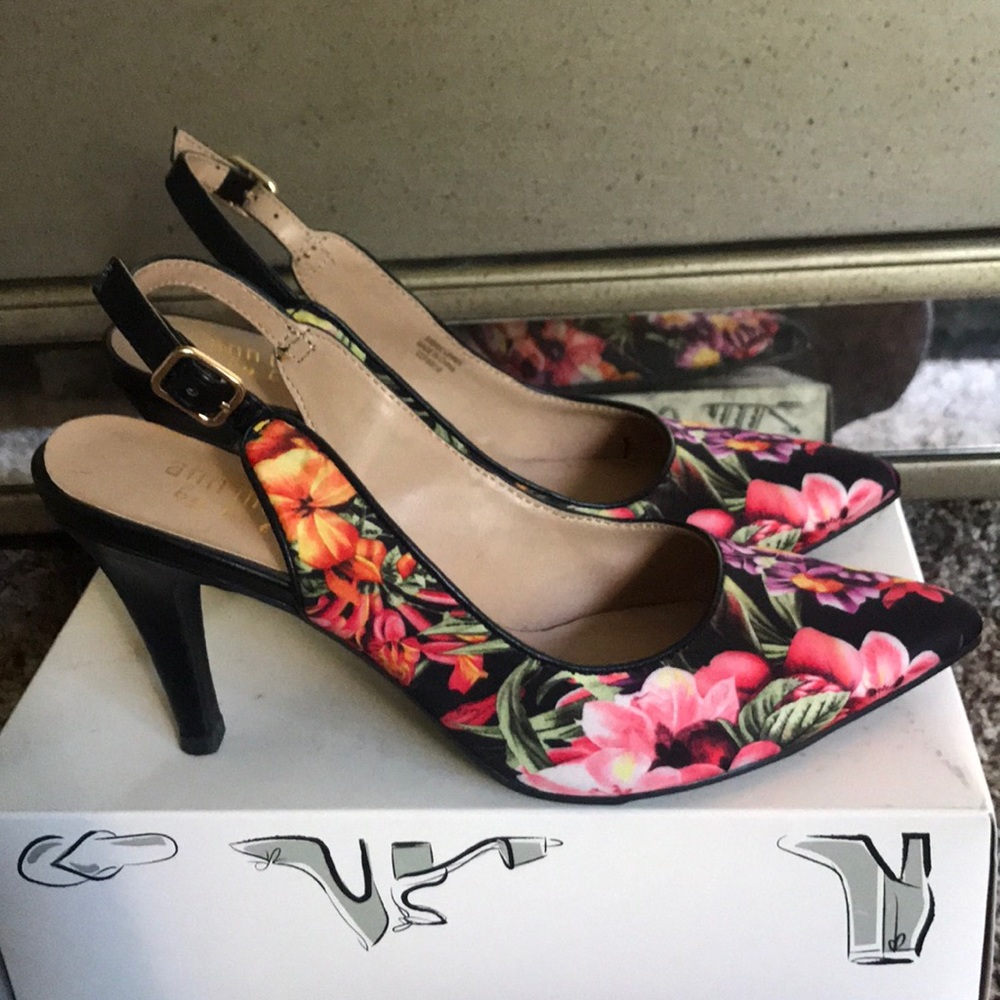 Great condition Multi-Colored Flower Heels. - Picture 5 of 7